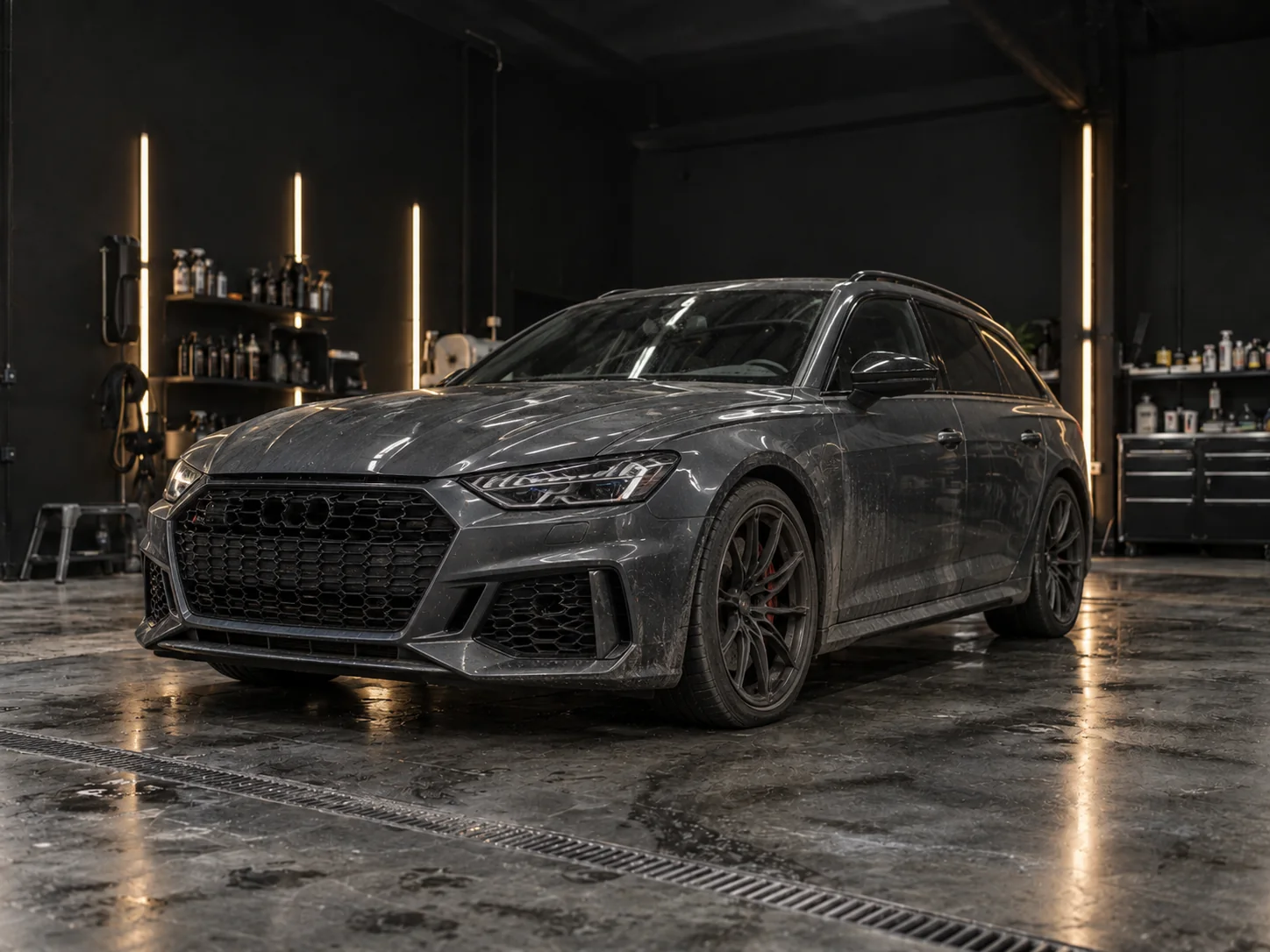 Szare Audi przed detailingiem — zabrudzenia drogowe i osad