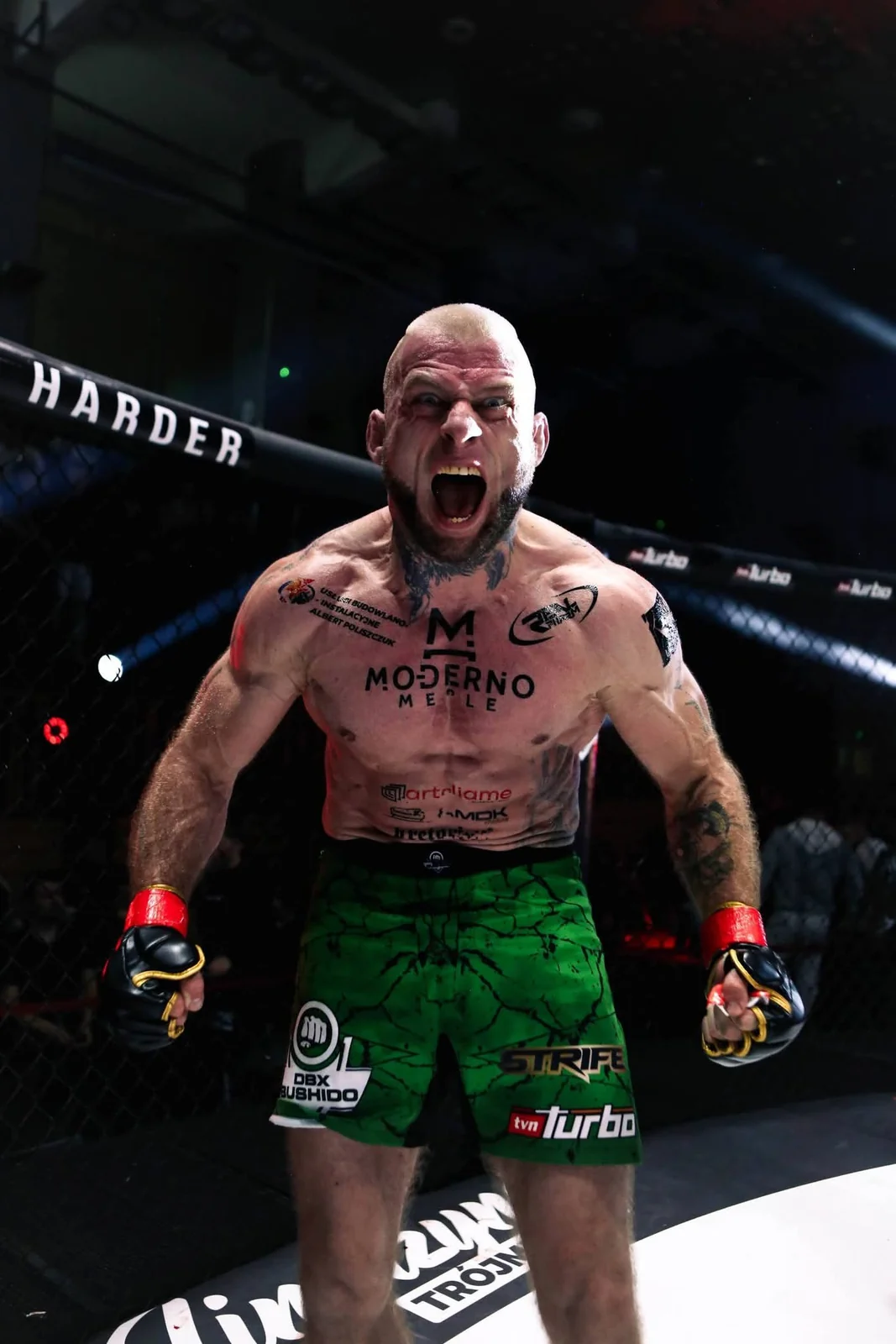 Grzegorz Szulakowski w klatce MMA